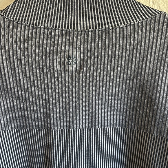 Athleta navy blue Flurry base layer turtleneck rib knit Thumbholes compression - Picture 8 of 8